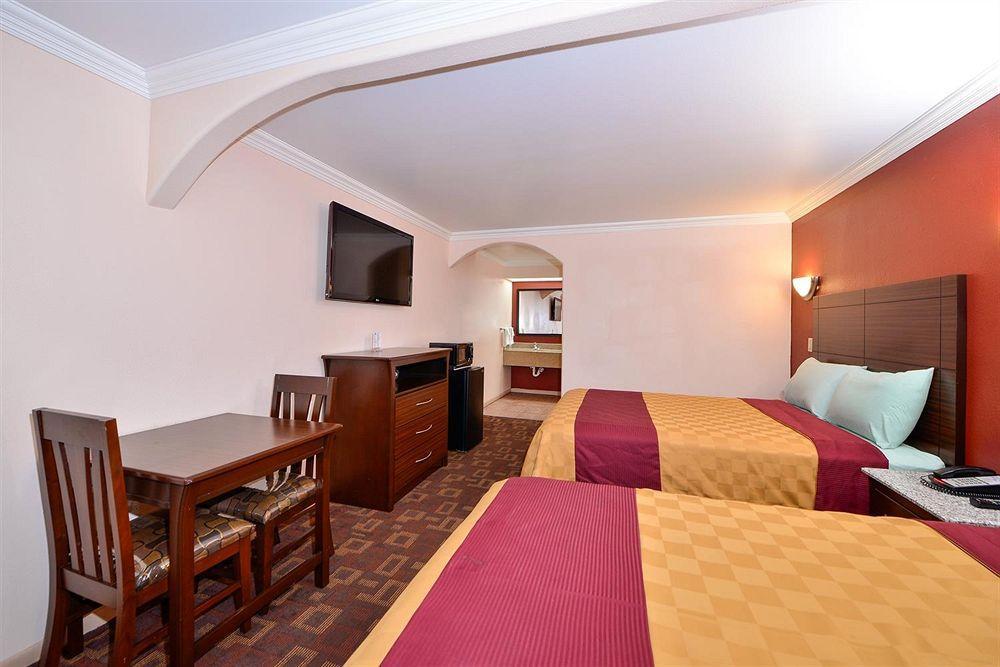 Americas Best Value Inn Houston Heights At I-45 Экстерьер фото