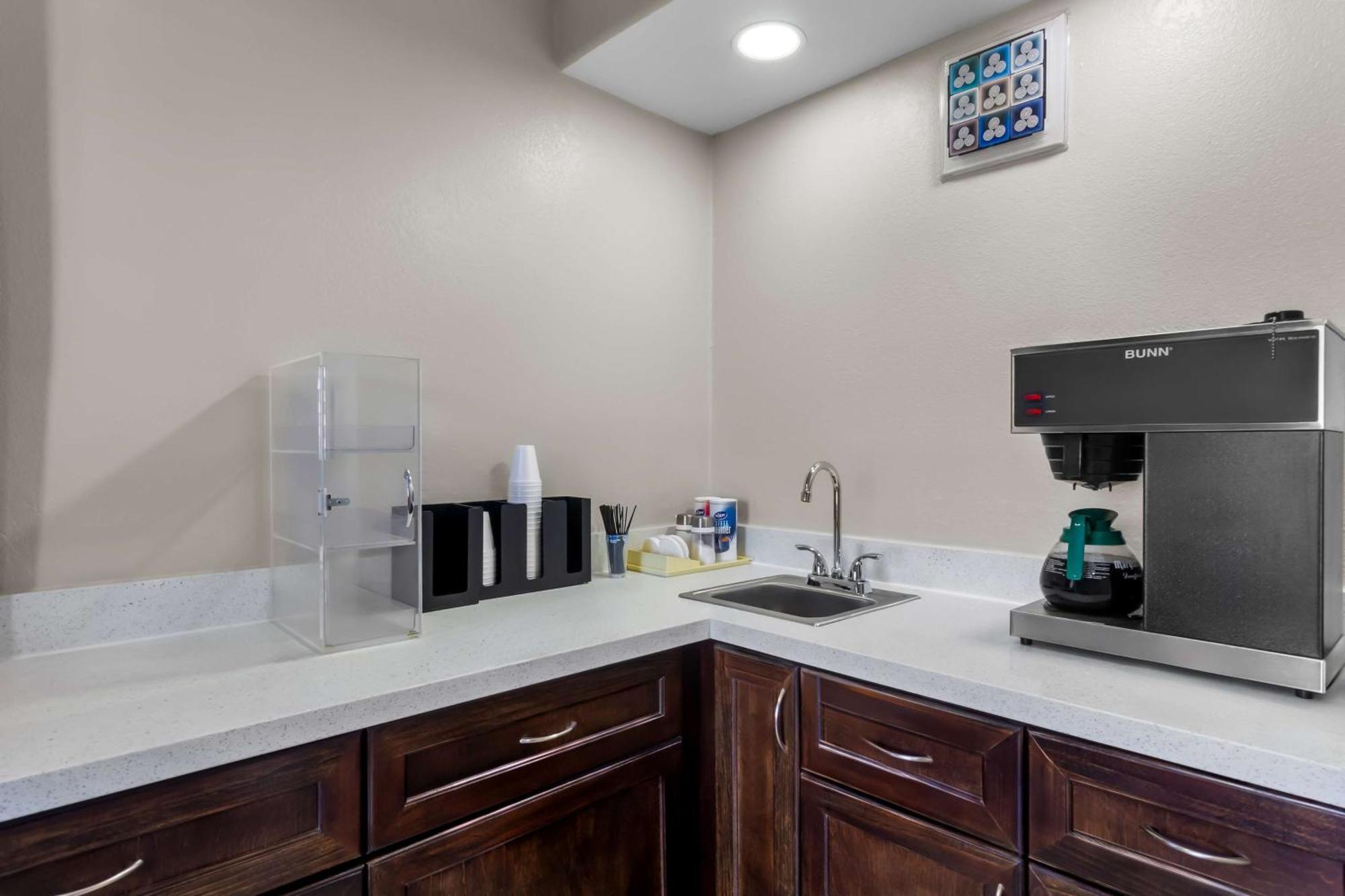 Americas Best Value Inn Houston Heights At I-45 Экстерьер фото