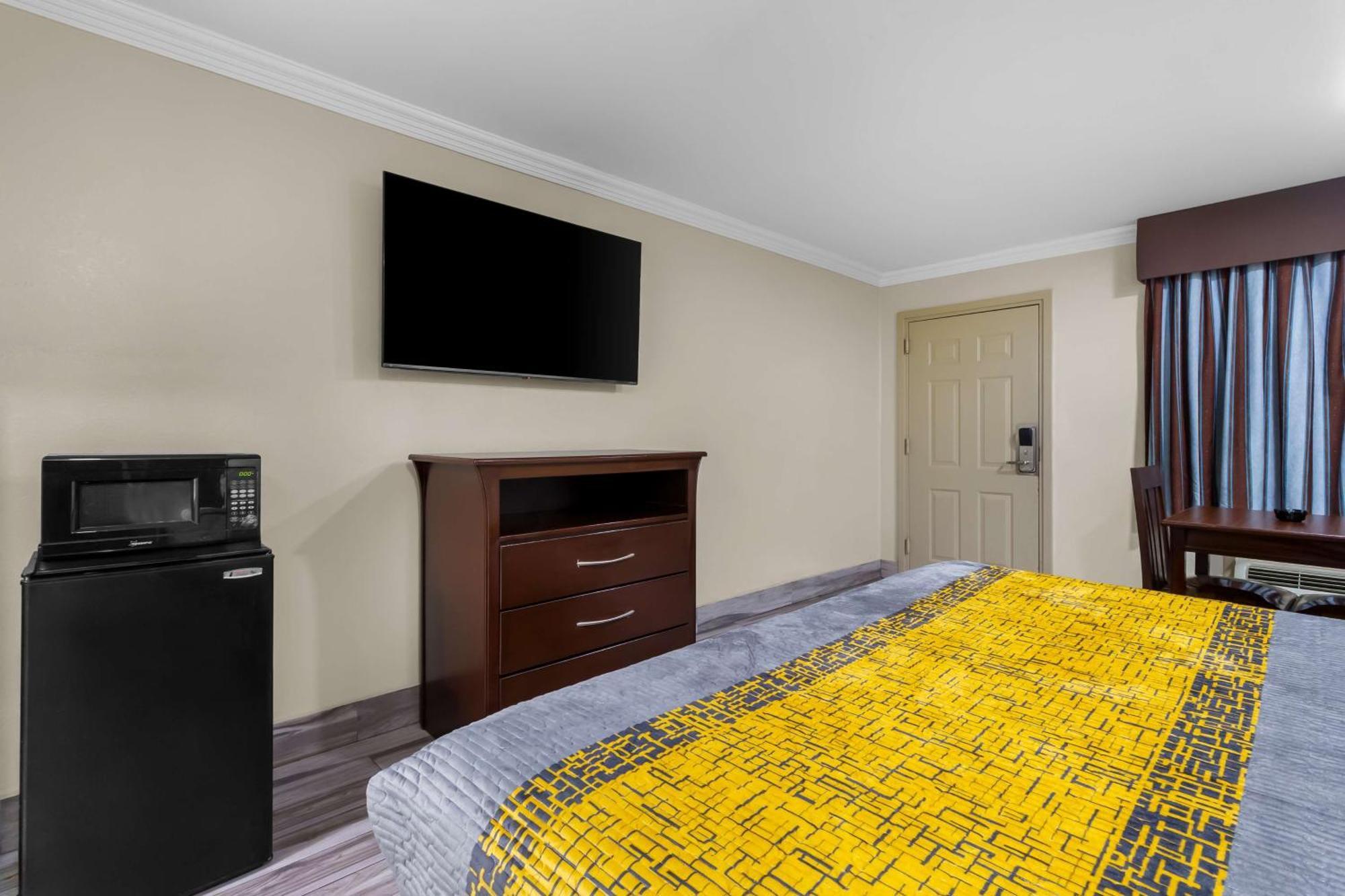 Americas Best Value Inn Houston Heights At I-45 Экстерьер фото