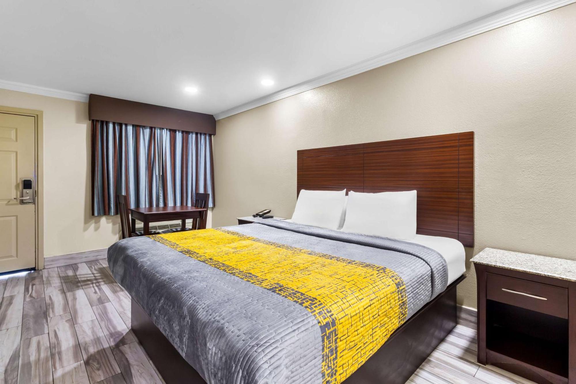 Americas Best Value Inn Houston Heights At I-45 Экстерьер фото