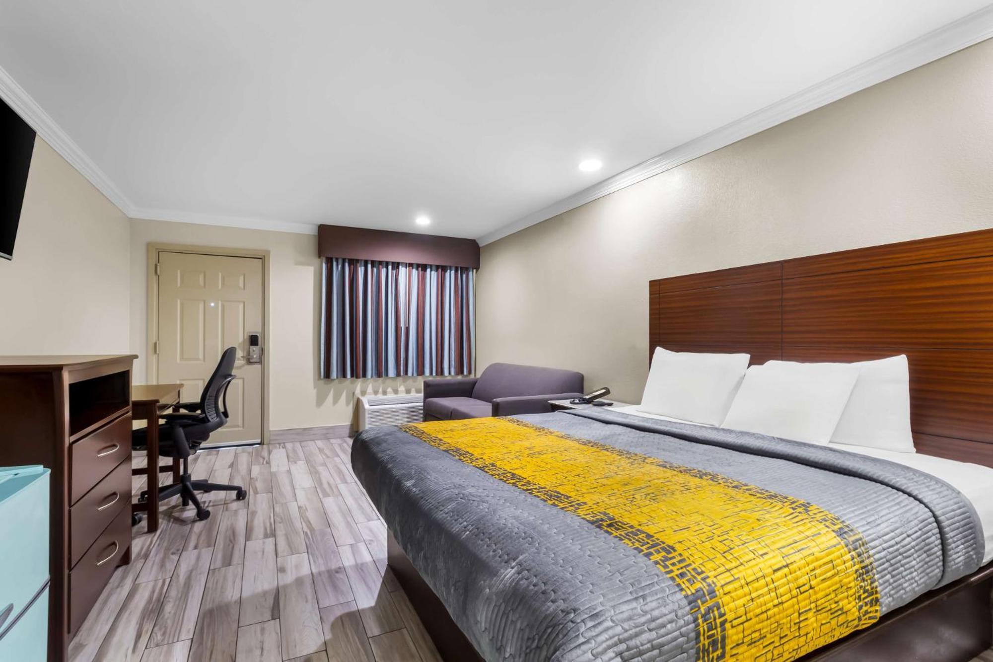 Americas Best Value Inn Houston Heights At I-45 Экстерьер фото