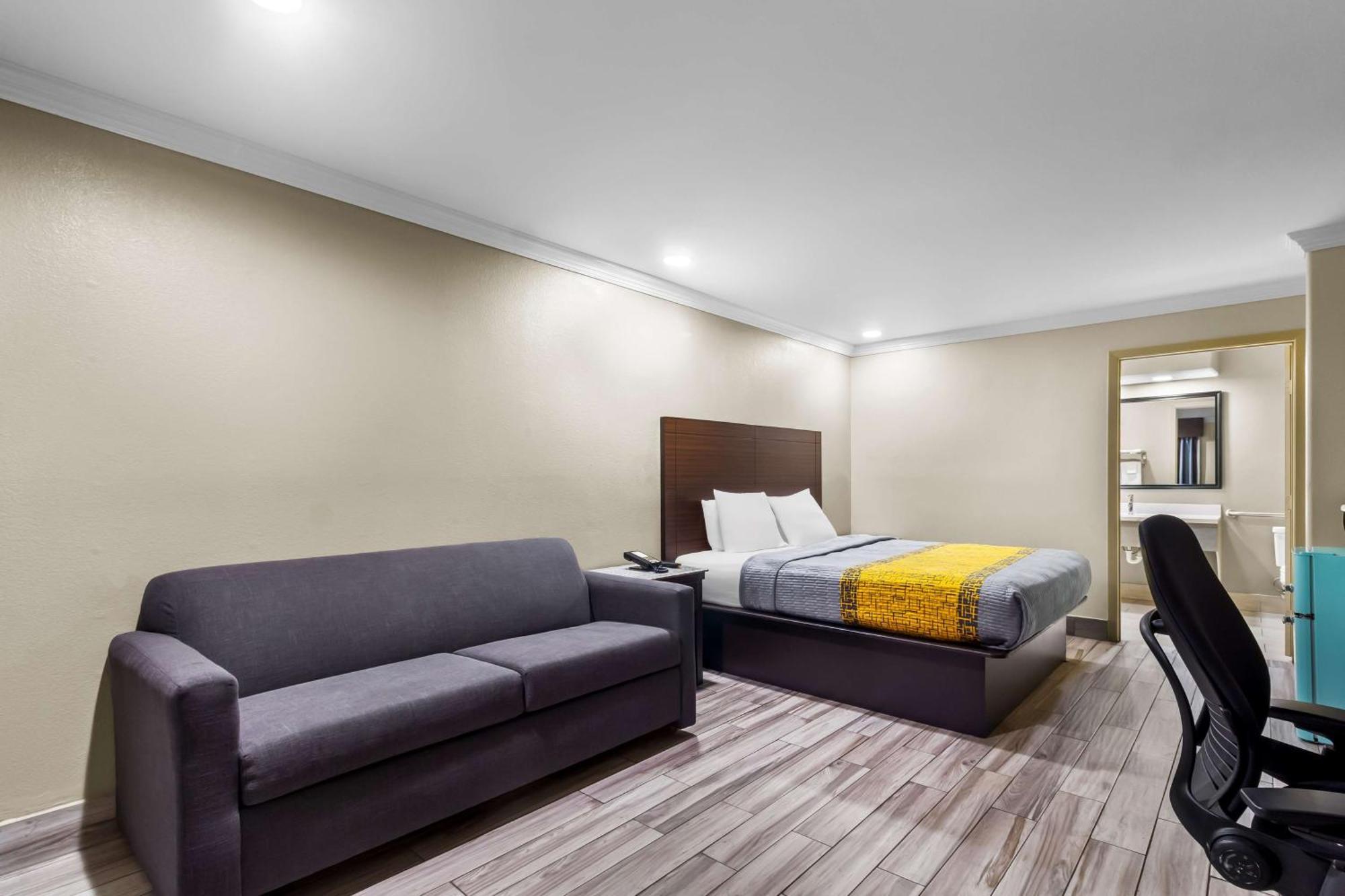 Americas Best Value Inn Houston Heights At I-45 Экстерьер фото