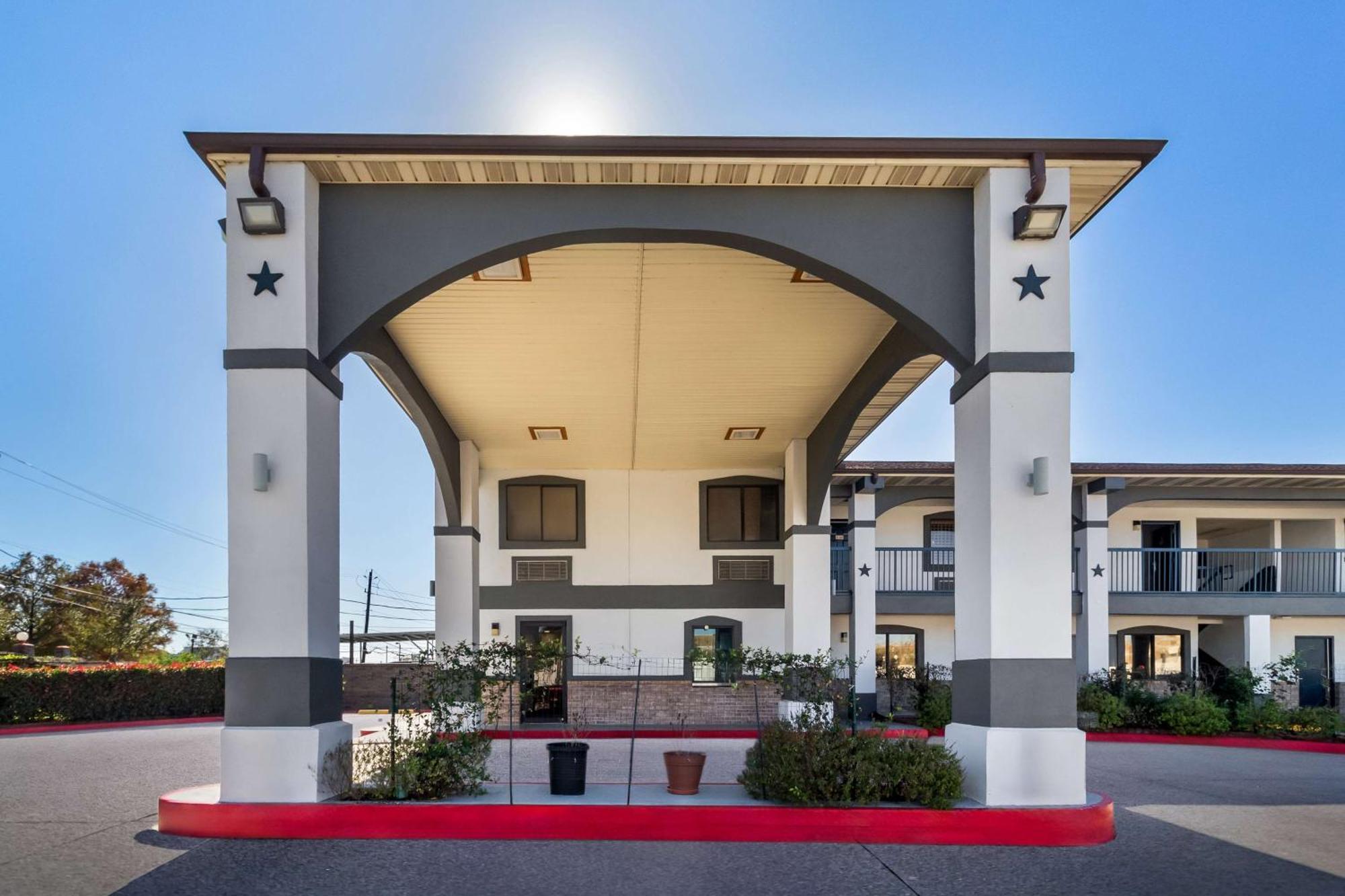 Americas Best Value Inn Houston Heights At I-45 Экстерьер фото